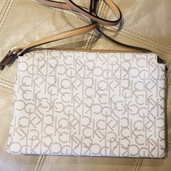 Calvin Klein signature print 3 pocket crossbody - Picture 3 of 7